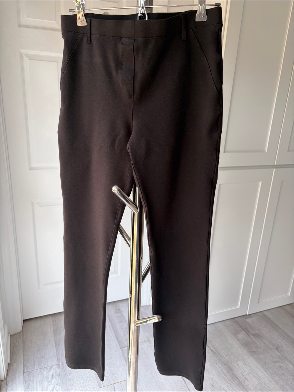 Quince Ultra-Stretch Pointe Black Straight-Leg Women's Pants, Size M tall.